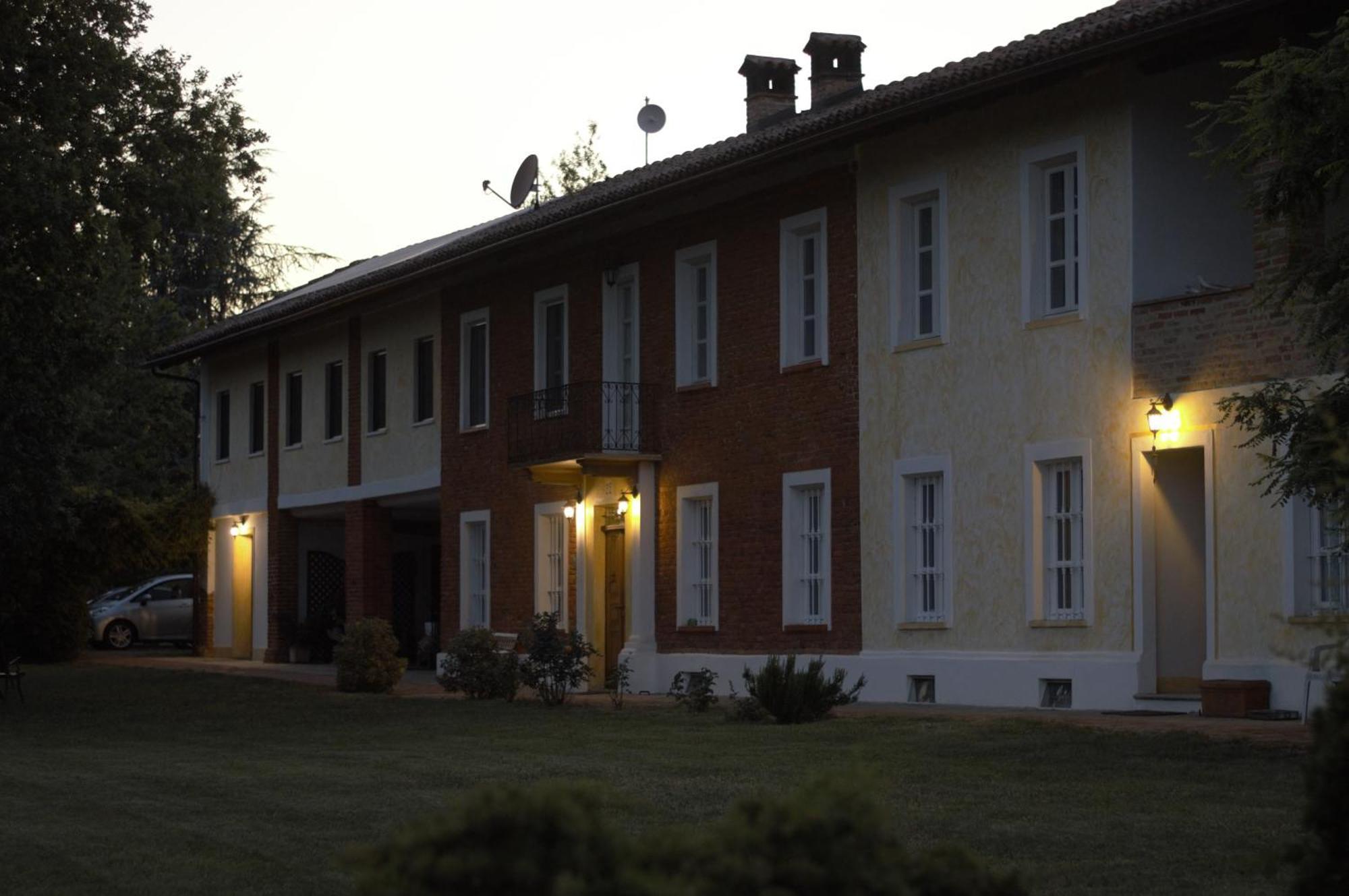 Guest House La Carolina Tigliole Buitenkant foto